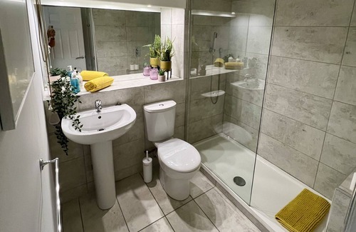Hoddesdon Apartment | Chic 2BR Haven: Contemporary Flat in Hoddesdon