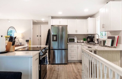 Bryn Mawr-Skyway House | Chic 3BR+2BA Duplex w/Serene View+BBQ near airport