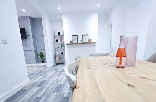 Aberbeeg House | Chic and Quiet 3BD Sanctuary in Abertillery