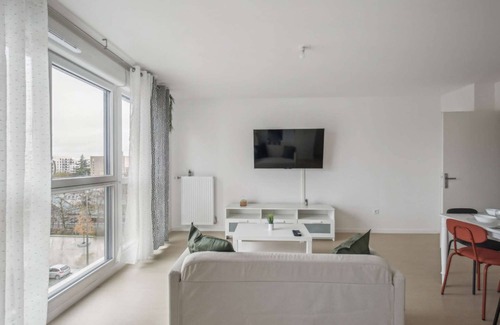 Cergy Apartment | Chic and spacious apart with parking