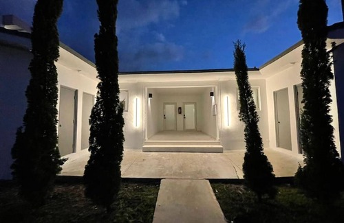 Eastern Shores Condo | Chic apartment beside canal and near the beach