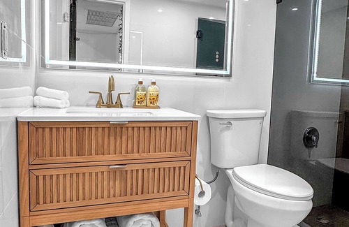 Sunny Isles Beach Hotel | Chic apartment in brilliant Sunny Isles Beach with AC, fitness room