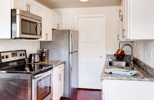Kenmore Apartment | Chic apartment in fabulous Kenmore with fitness room, WiFi, AC