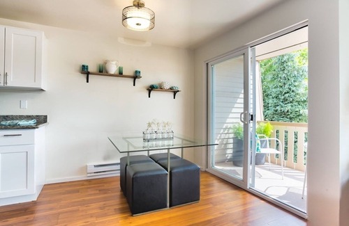 Kenmore Apartment | Chic apartment in fabulous Kenmore with fitness room, WiFi, AC