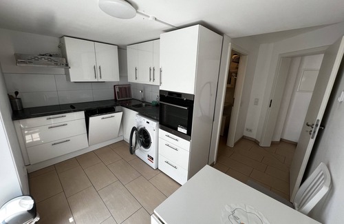 Krefeld Apartment | Chic apartment opposite Helios clinics/5 min walk to Krefeld University of Applied Sciences