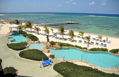 Colliers Bay Apartment | Chic beach front studio with fitness room, WiFi, king size bed and scenic patio