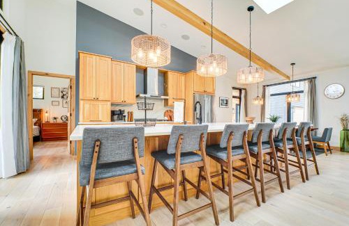 Bellaire House | Chic Bellaire Home with Outdoor Kitchen on Clam Lake