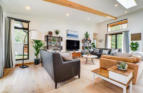 Bellaire House | Chic Bellaire Home with Outdoor Kitchen on Clam Lake