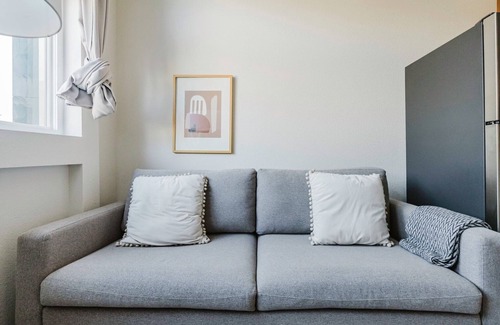 South Berkeley Apartment | Chic Berkeley 1BR w/W/D, near Uni, Dining & Bakeries, by Blueground