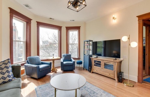 Buena Park Apartment | Chic Chicago Apartment about 1 Mi to Wrigley Field!