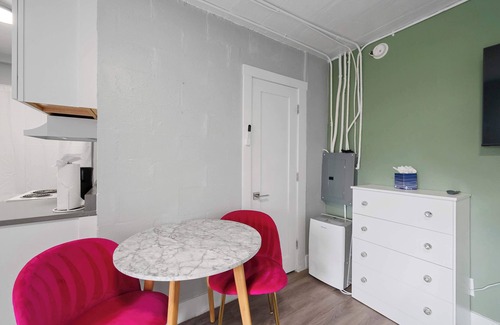 Olde Towne East Apartment | Chic City Retreat 93D