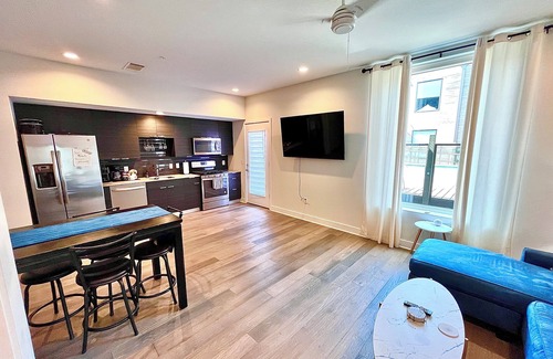 East Cesar Chavez Condo | Chic Condo Trendy Eastside Early Check-In!