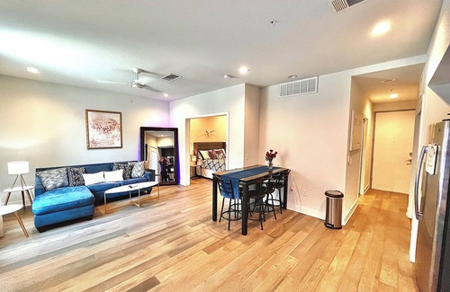 East Cesar Chavez Condo | Chic Condo Trendy Eastside Early Check-In!
