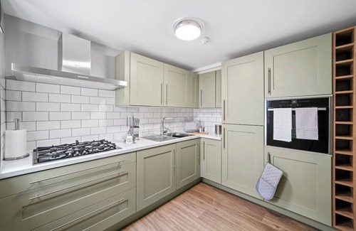 Wakefield Apartment | Chic & Contemporary Apartment with Patio - Parking