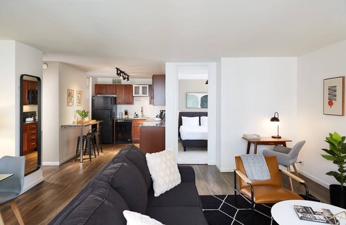 Streeterville Apartment | Chic Corner 2BR in Streeterville | Roof Deck | Lake Views