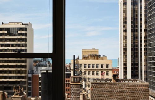 Streeterville Apartment | Chic Corner 2BR in Streeterville | Roof Deck | Lake Views