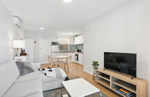 Karrinyup Apartment | Chic Cozy 2 Bedroom Apartment Near Beach