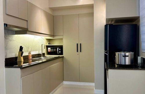 Santolan Condo | Chic & Cozy 2 bedroom Condo Unit w/Pool View - Kize Staycation