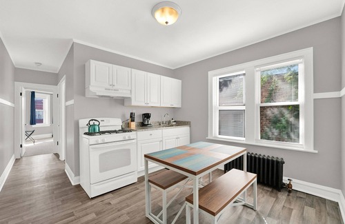 Berwyn Apartment | Chic & Cozy near ORD>MDW>DT>HOSP
