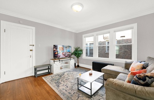 Berwyn Apartment | Chic & Cozy near ORD>MDW>DT>HOSP