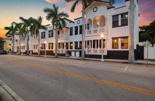 Fort Myers River District House | Chic & Cozy River District Townhouse