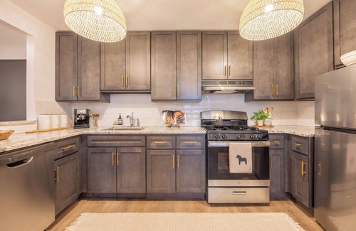 Harlem Apartment | Chic Designer Apt for 6, City Skyline Views, near Times Square!