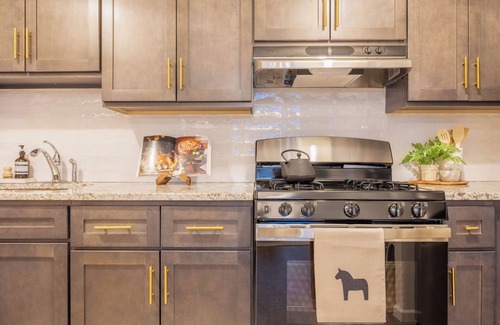 Harlem Apartment | Chic Designer Apt for 6, City Skyline Views, near Times Square!