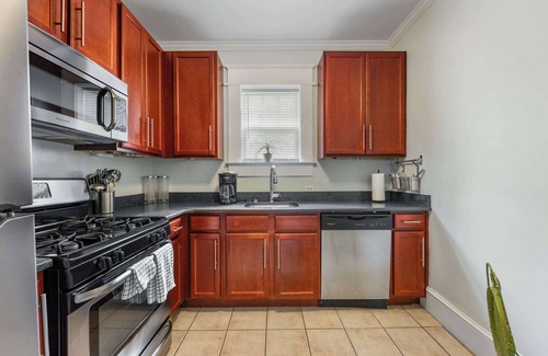 Dilworth Condo | Chic Dilworth 2BR King Condo | Porch | Walkable