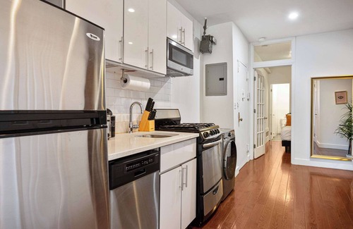Chinatown Apartment | Chic downtown 1br Sum