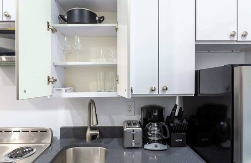 Chinatown Apartment | Chic downtown 1br Sum