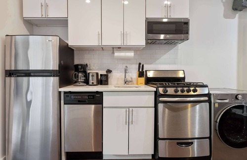 Chinatown Apartment | Chic downtown 1br Sum