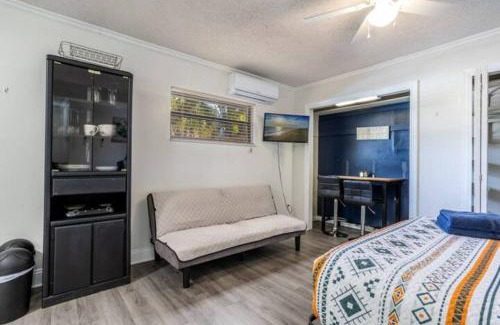 Dover Shores East House | Chic Downtown Studio Pet-friendly Retreat