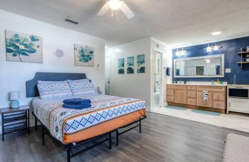 Dover Shores East House | Chic Downtown Studio Pet-friendly Retreat