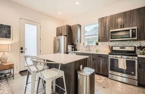 Govalle House | Chic East Austin Home-New-Walkable-Private Yard