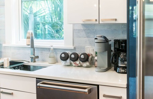 Downtown Historic District House | Chic+Eco Friendly! Chefs Kitchen Quick Walk to Old City and Public Park!