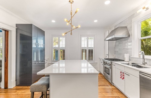 Downtown Historic District House | Chic+Eco Friendly! Chefs Kitchen Quick Walk to Old City and Public Park!