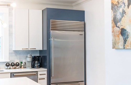 Downtown Historic District House | Chic+Eco Friendly! Chefs Kitchen Quick Walk to Old City and Public Park!