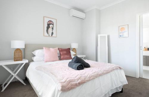 Attadale Apartment | Chic Exec 2bdr 2bath -river,freo,parking,ac