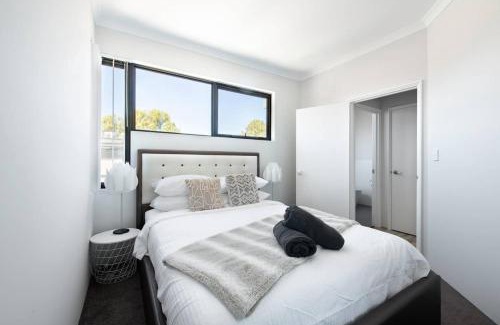 Attadale Apartment | Chic Exec 2bdr 2bath -river,freo,parking,ac