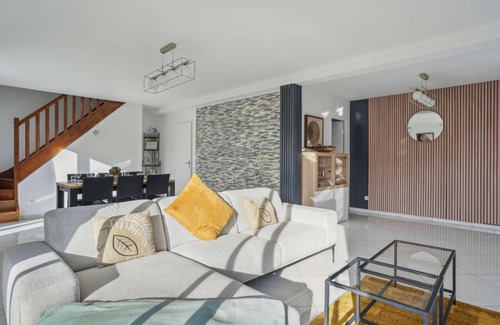 Villejust House | Chic friendly and spacious house