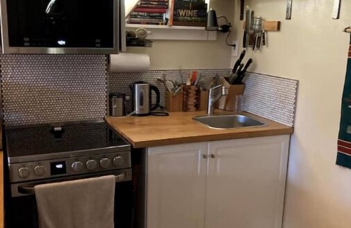 Newlands Apartment | Chic garden level close to trails, shops