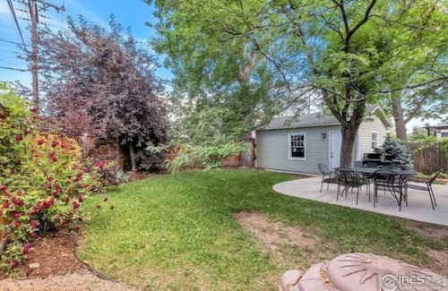 Newlands Apartment | Chic garden level close to trails, shops