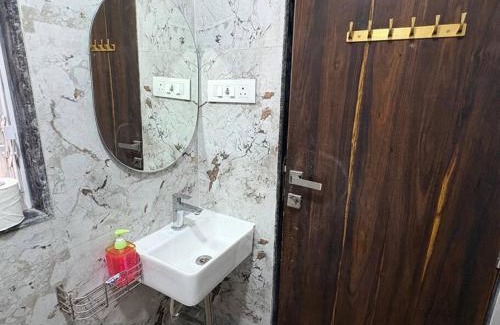 Ranwar Apartment | Chic Home - Bright 1 BHK close to Lilavati Hospital, Bandra west 602