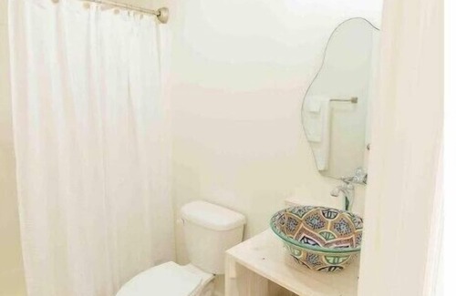 Lincoln House | Chic Lake Bungalow: 2 Queens, Deck, Lake Access #6nn
