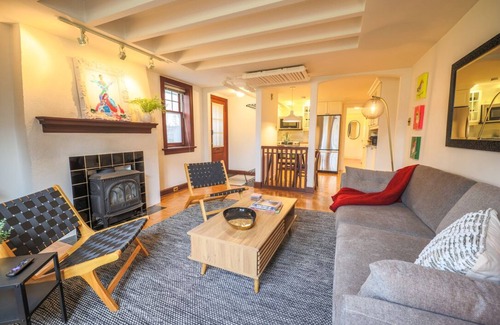 Southwest Calgary Condo | Chic Lower-Level Heritage Suite in Inner-City Calgary