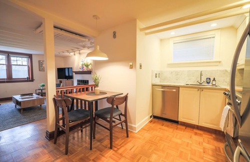 Southwest Calgary Condo | Chic Lower-Level Heritage Suite in Inner-City Calgary