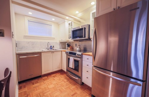 Southwest Calgary Condo | Chic Lower-Level Heritage Suite in Inner-City Calgary