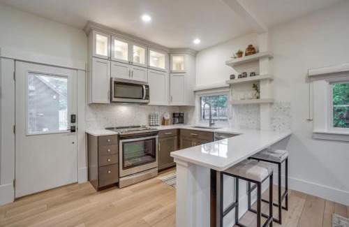 Martinez Park House | Chic Luxury Retreat in Old Town, Walk Everywhere!