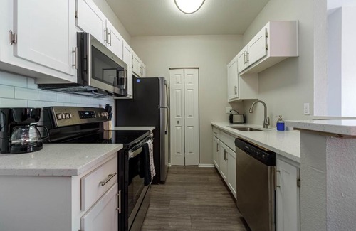 Greenbell Apartment | Chic Modern 2 Bedroom Apartment at Lookout Mountain by Stay Gia