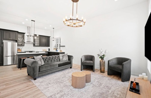Tri-Taylor Condo | Chic Modern NEW Loft near United Center, UIC/IMD & Downtown W/Street Parking